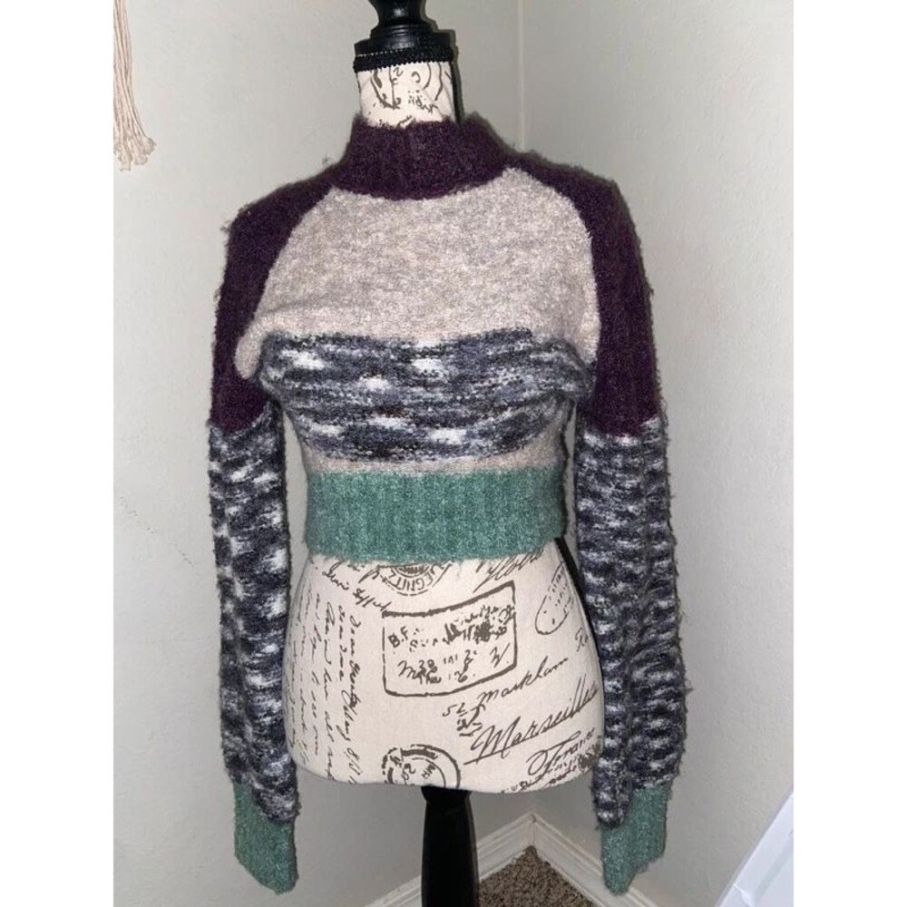Urban Outfitters Size Medium Cropped Sweater